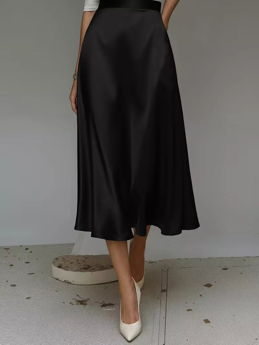 Back view of the black high waisted A line midi skirt