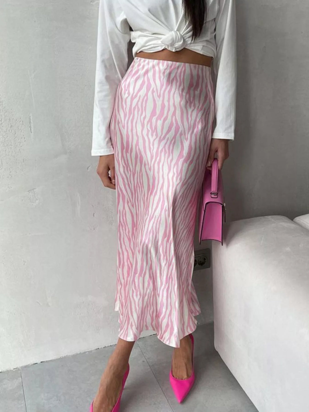 Light pink satin-look midi skirt with a high waist, side angle