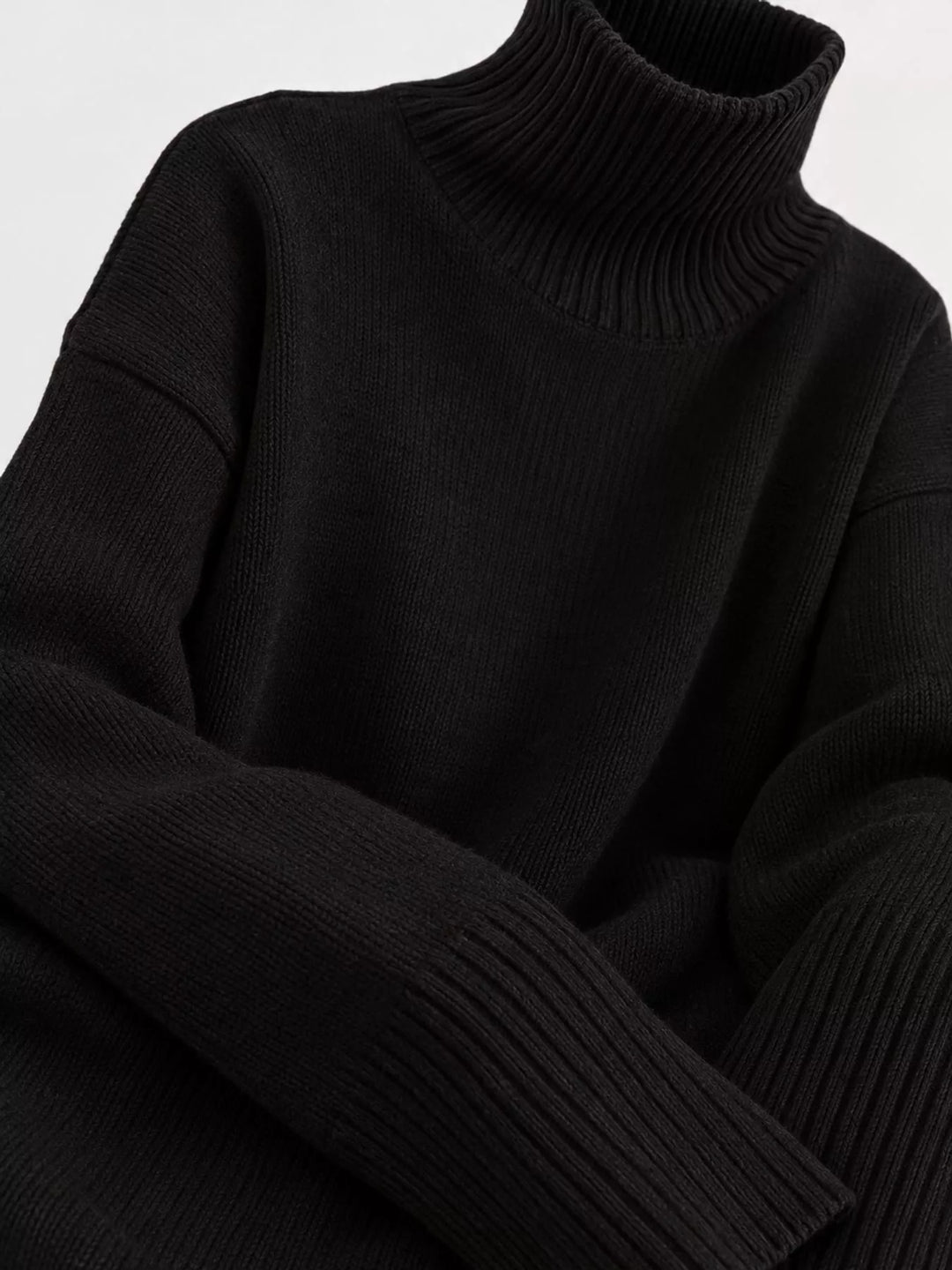 Oversized thermal dropped shoulder in black, close-up detail 2