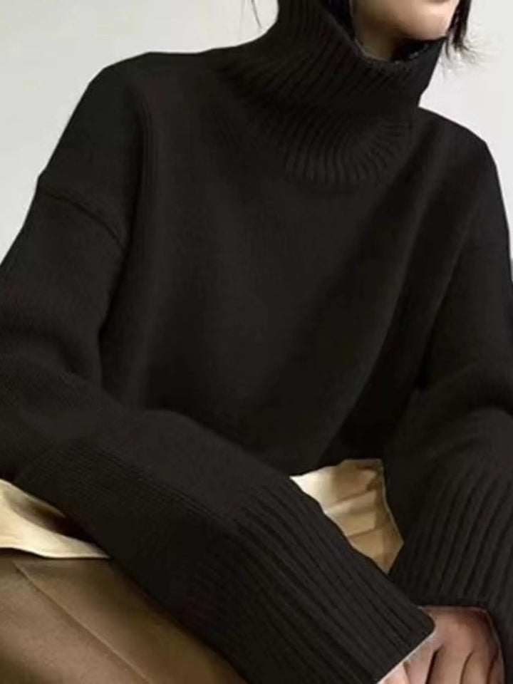 Oversized thermal dropped shoulder in black, close-up detail