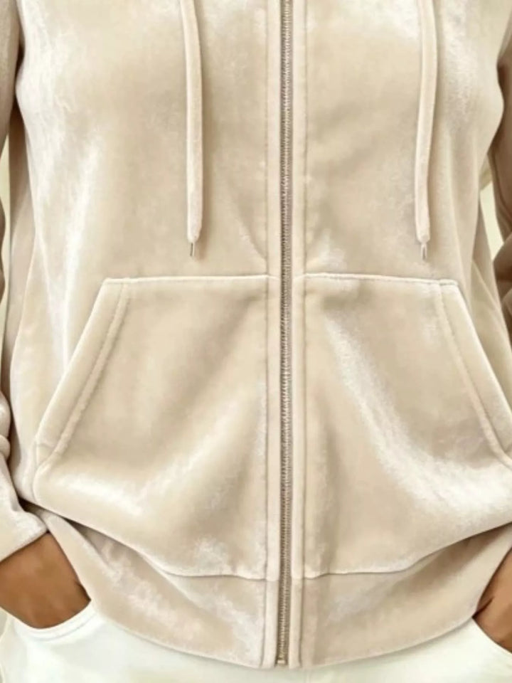 Velvet-look drawstring kangaroo pocket in beige, close-up detail 2