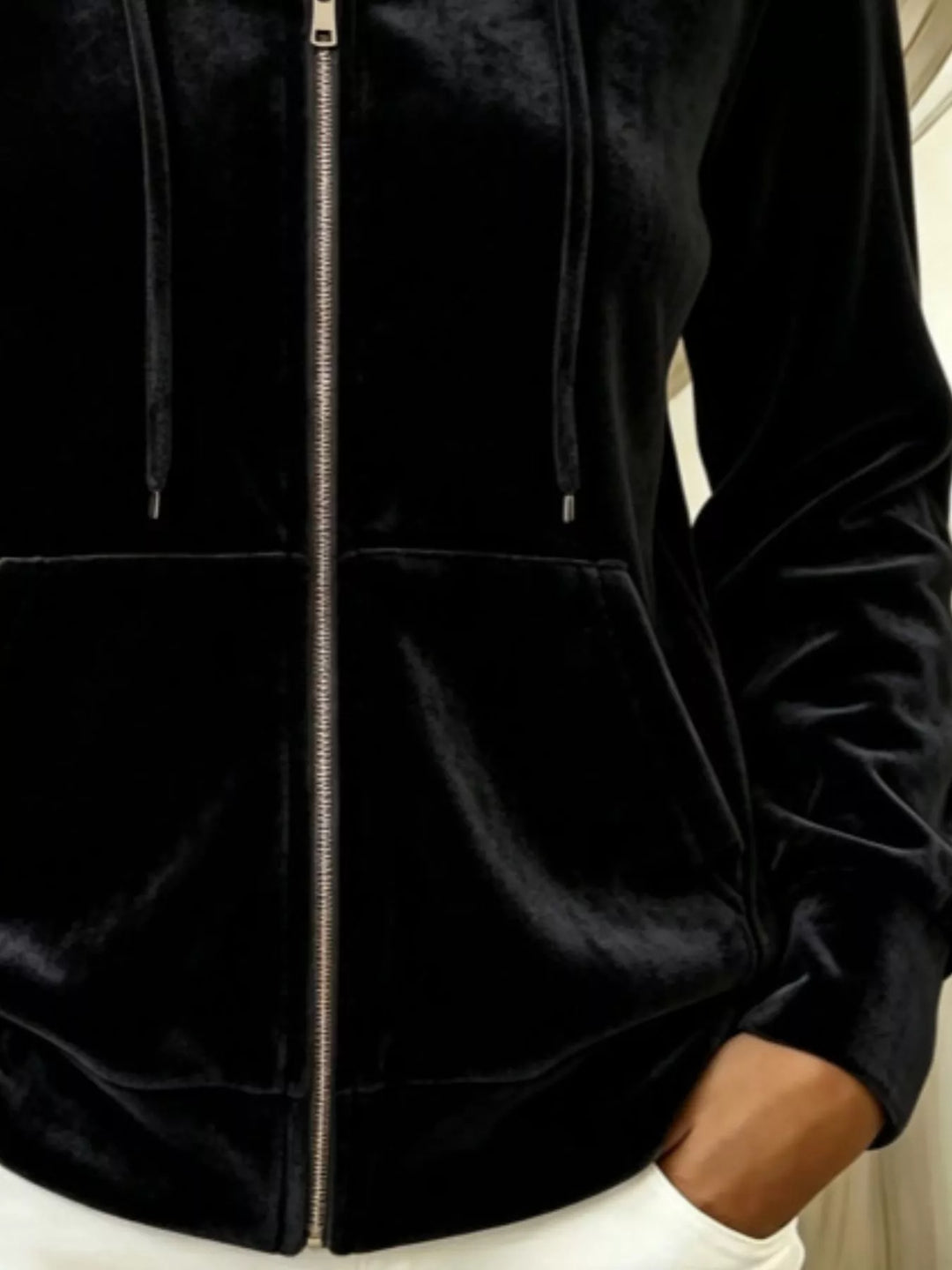 Velvet-look drawstring kangaroo pocket in black, close-up detail 2
