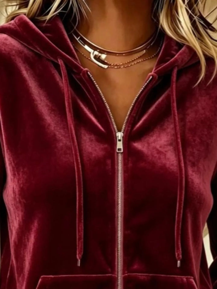 Velvet-look drawstring kangaroo pocket in burgundy, close-up detail