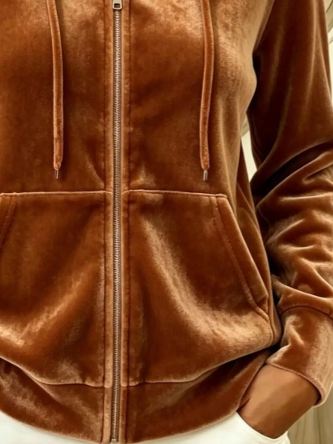 Velvet-look drawstring kangaroo pocket in caramel, close-up detail 2