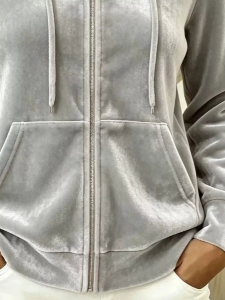 Velvet-look drawstring kangaroo pocket in light gray, close-up detail 2